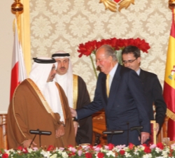 Su Majestad el Rey con el Príncipe Heredero y Primer Viceprimer Ministro del Reino de Bahrein, Su Alteza Real el Príncipe Salman Bin Hamad Al-Khalifa 